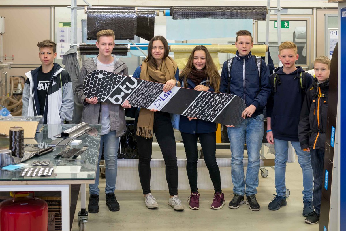 Schüler/innen mit dem LsW-Snowboard