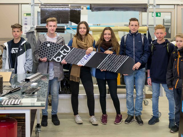 Schüler/innen mit dem LsW-Snowboard
