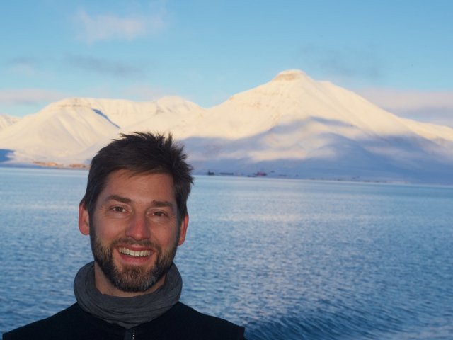 Dr. Felix Christopher Mark vor dem Hintergrund polarer Berge am Meer. Foto: privat