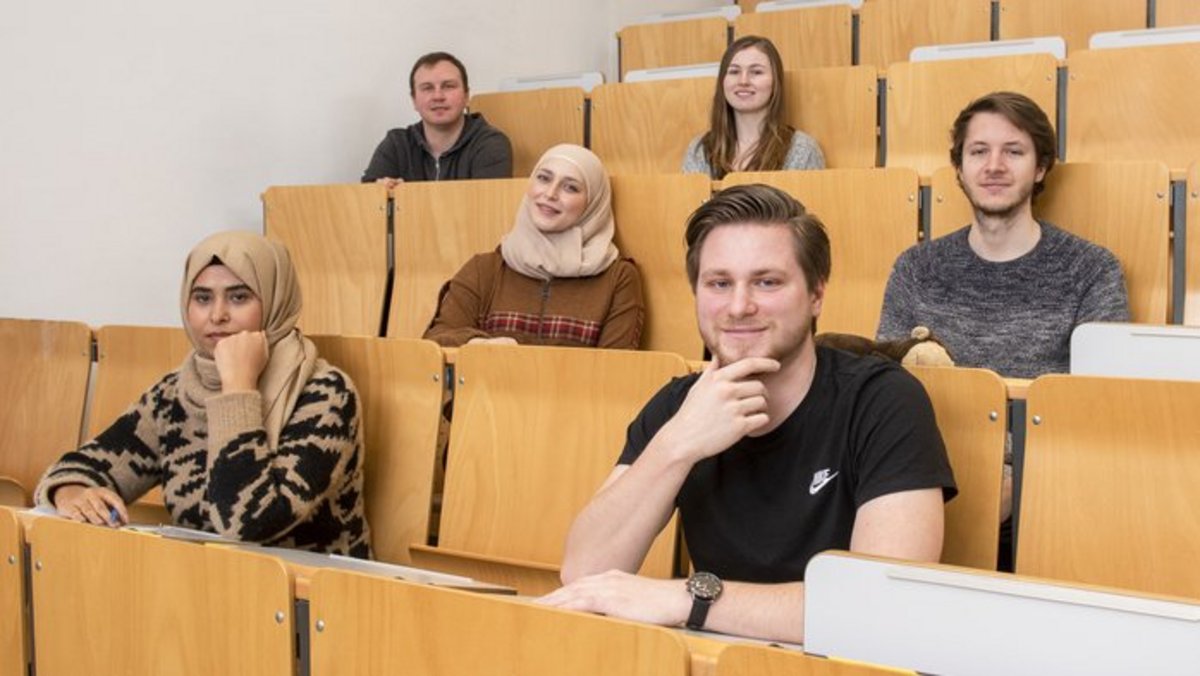 Coberbild zu "Präsenz": Hoersaal mit Studierenden