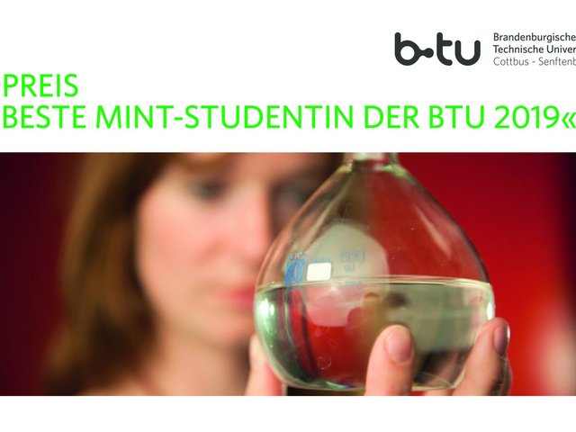 Das Gesicht einer Frau ist im Hintergrund, eine Hand hält einen Chemiekolben mit einer klaren Flüssigkeit, Synonym, Plakat mit Ausschreibungstext für den diesjährigen MINT-Preis der BTU