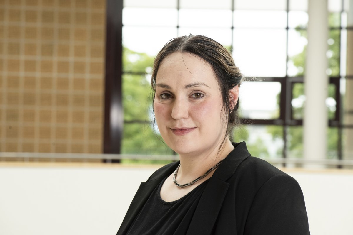 Portrait photo of Katharina Loehr.