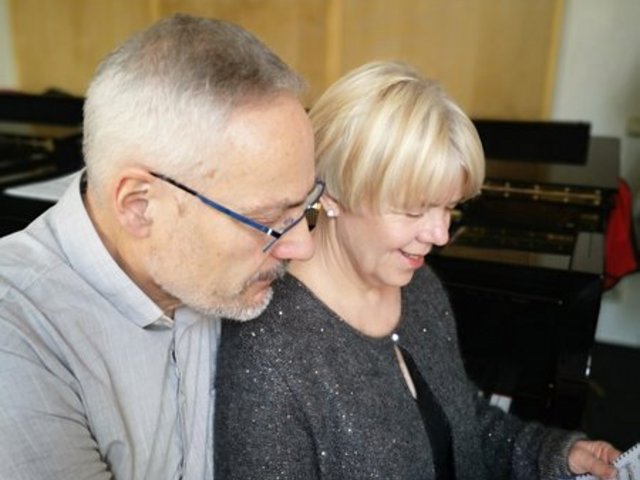 Veronika Glemser und Prof. Wolfgang Glemser beim Notenstudium.