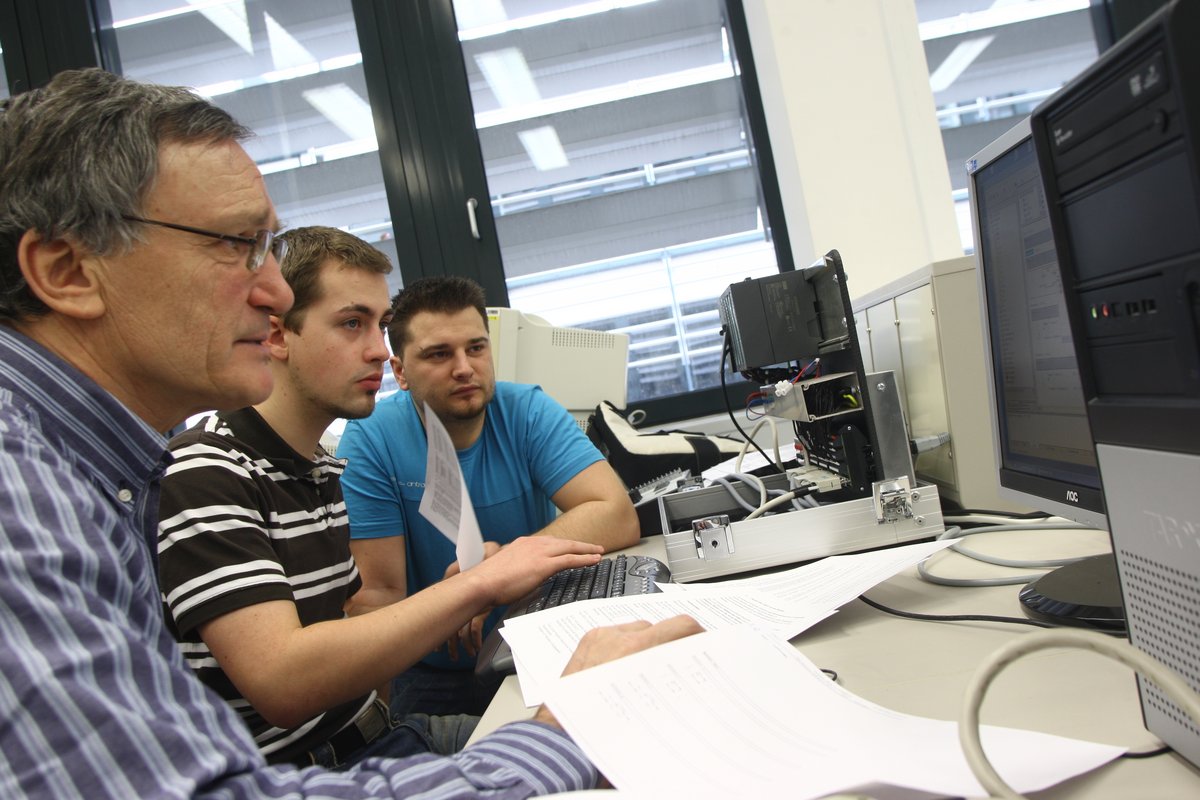 Training in the control engineering laboratory