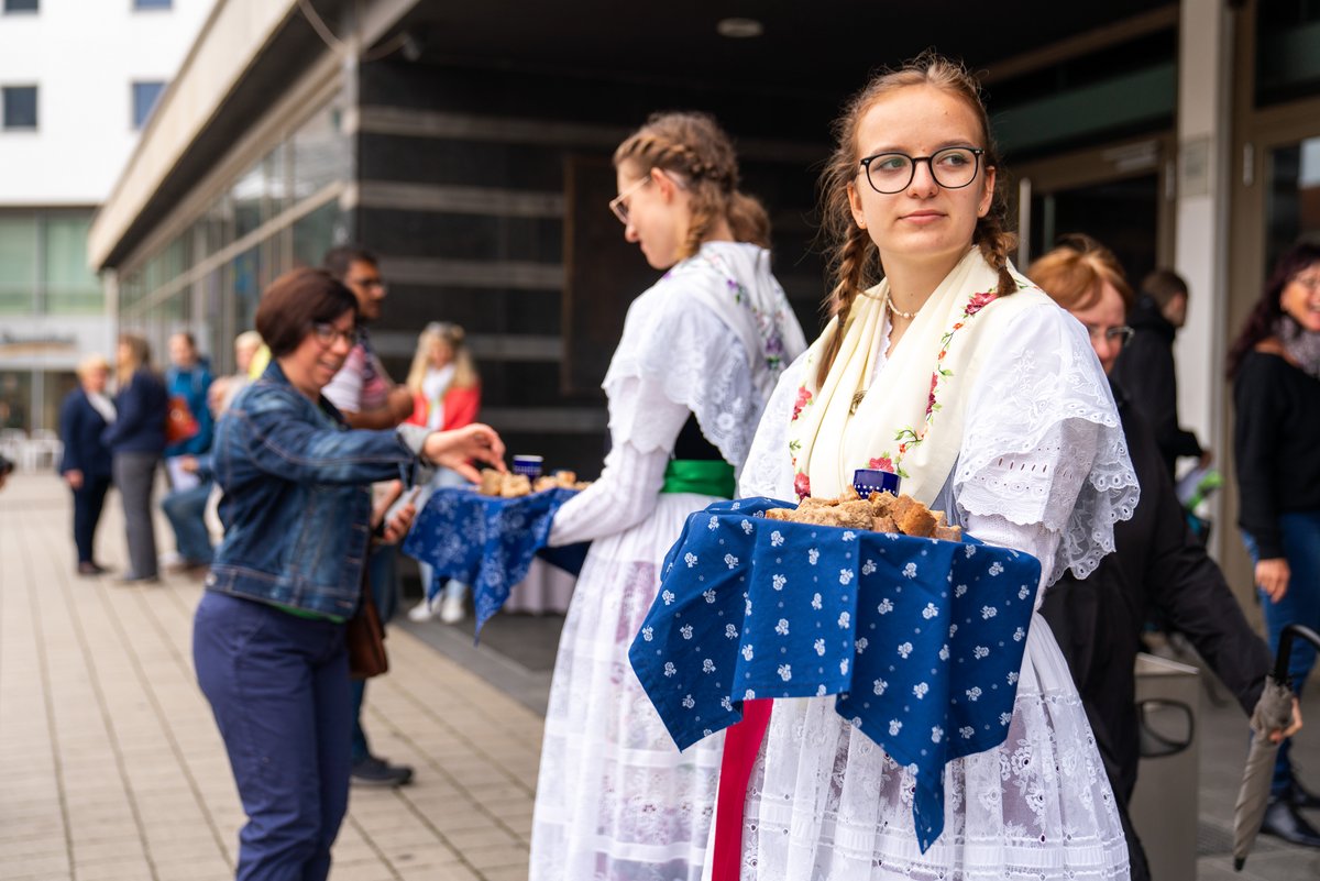 Junge Frauen in der Tracht der Sorben mit Brot und Salz r der Stadthalle