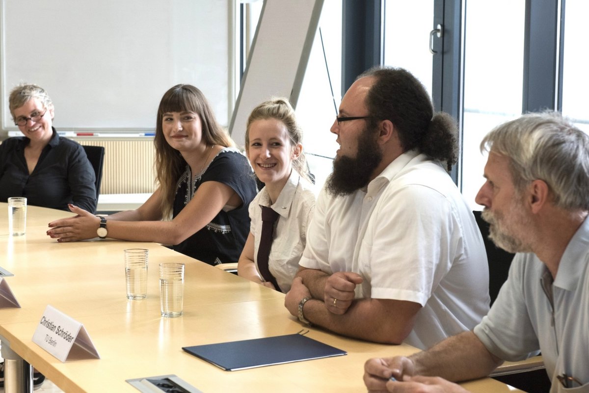 Verantworliche und Studierende diskutieren am Tisch sitzend im Rahmen der Unterzeichnung der Kooperationsvereibarung zum Orientierungsstudium zwischen der BTU und der TUB.