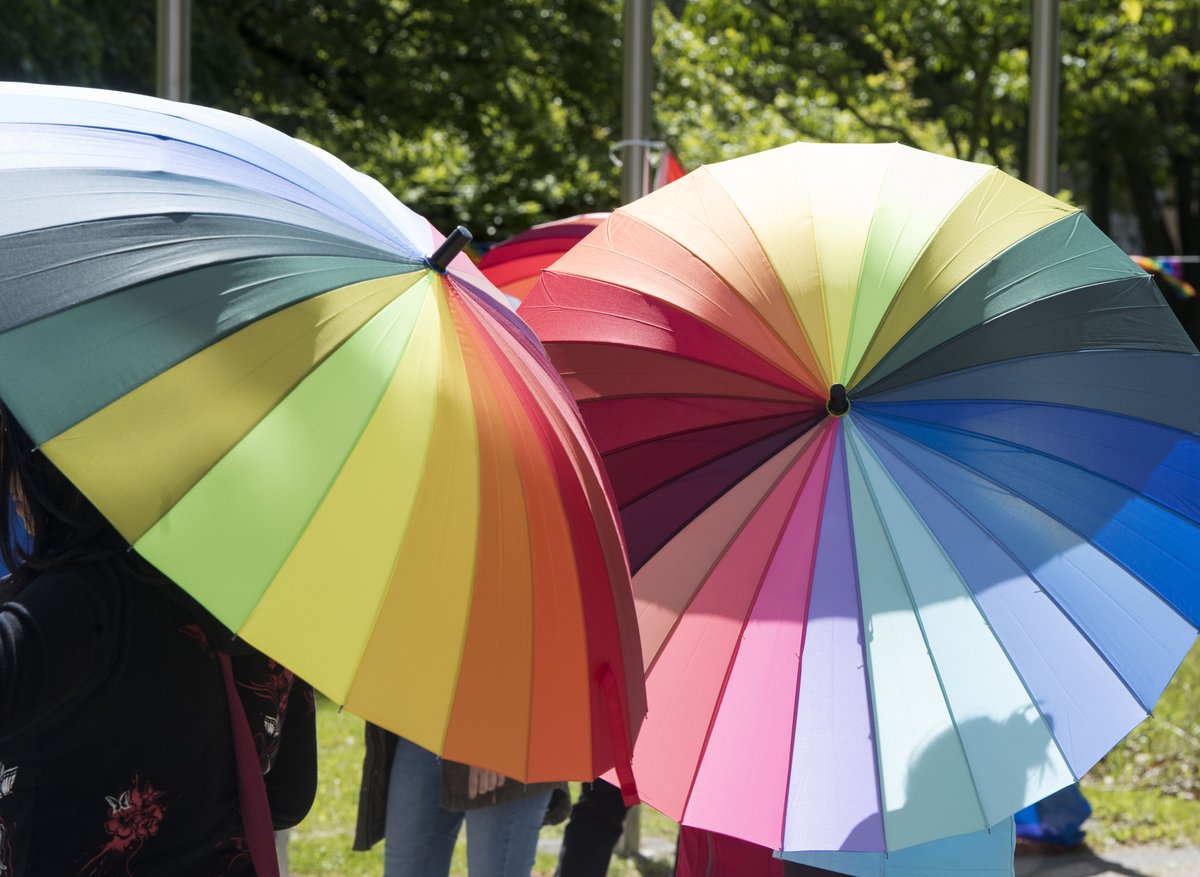 Schirme in Regenbogenfarben als Zeichen von Vielfalt