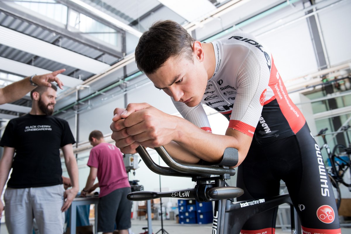 Der neue Rennrad-Lenker wurde soeben montiert und wird nun vom Radsportler getestet