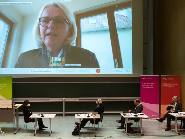 Die drei Minister und die BTU-Prasidentin auf dem Podium