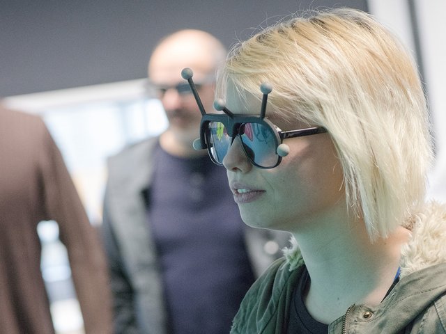 Eine Schülerin probiert eine Virtual Reality Brille im Rahmen der Triebwerkswoche an der BTU aus.