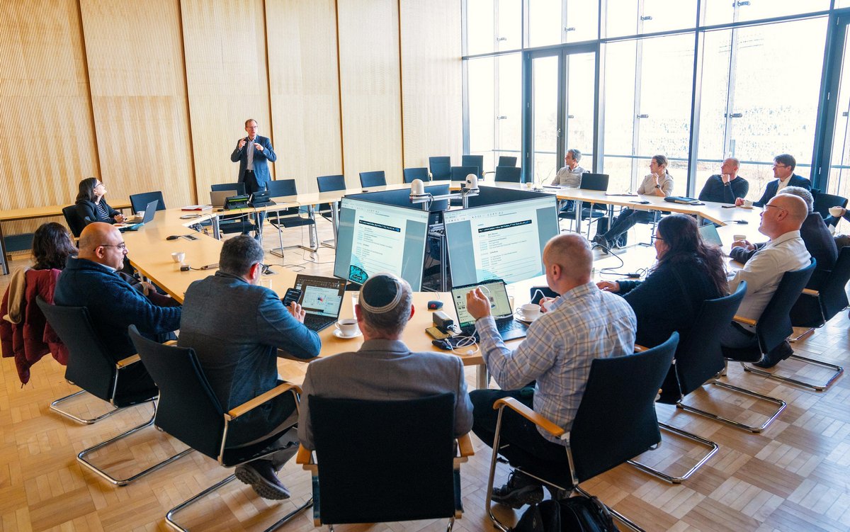 Blick in die Gesprächsrunde im Senatssaal der BTU.