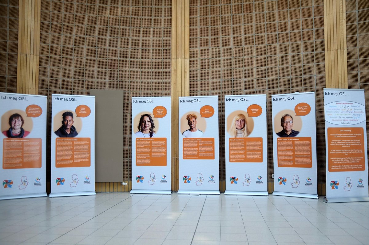 Die im Foyer des Konrad-Zuse-Medienzentrums aufgestellten Rollups der Wanderausstellung - Ich mag OSL.