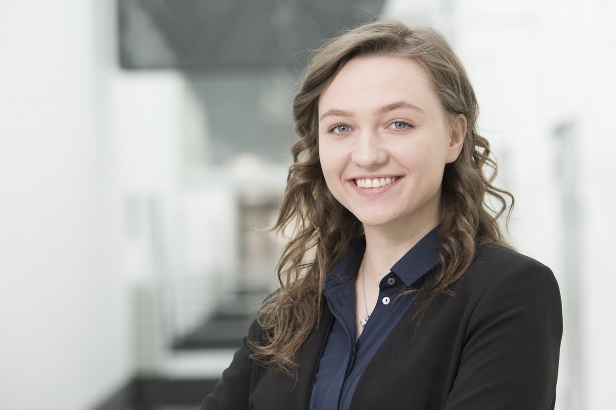 Portraitfoto Dylana-Chiara Stein im Lehrgebäude 3A