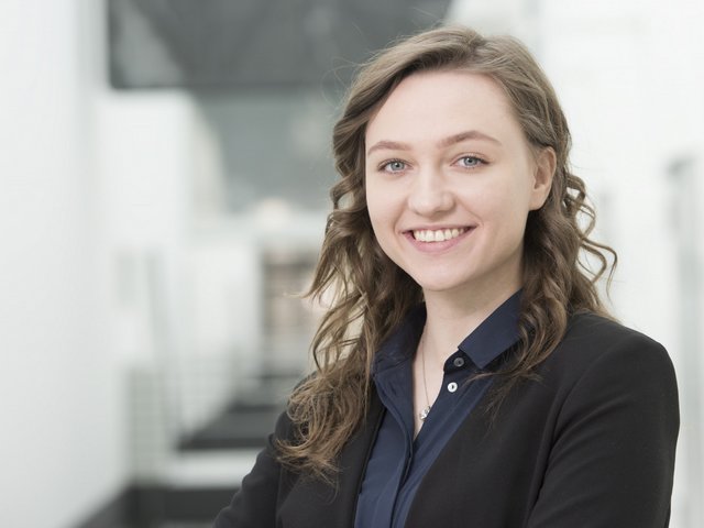 Portraitfoto Dylana-Chiara Stein im Lehrgebäude 3A