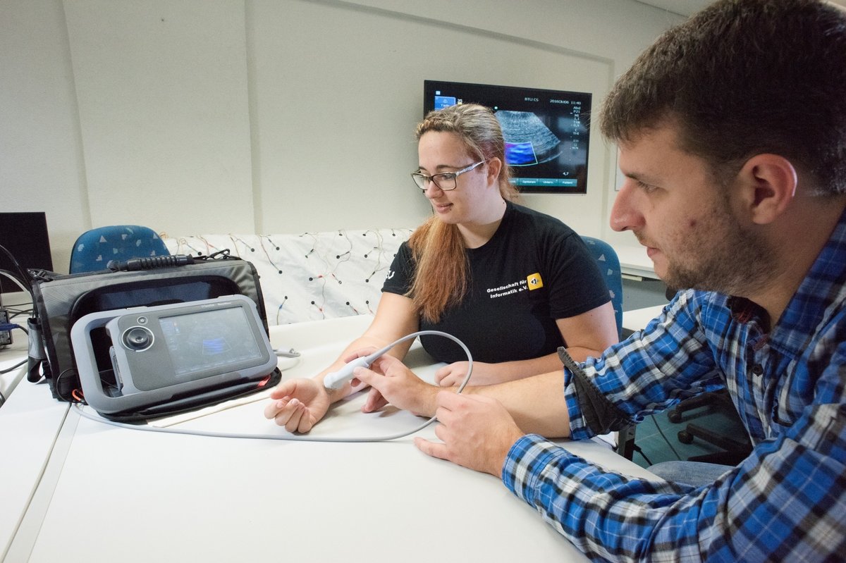 Der Wissenschaftliche Mitarbeiter Stephan Bleisch und die Studentin Julia Schauer (li.) bei Messungen im Rahmen des Ultraschall-Praktikums in der Medizininformatik.