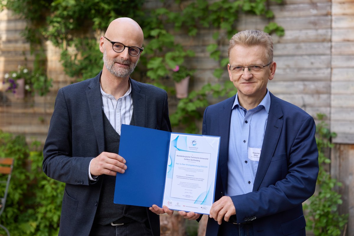 Prof. Peer Schmidt and Boguslaw Malys with the certificate