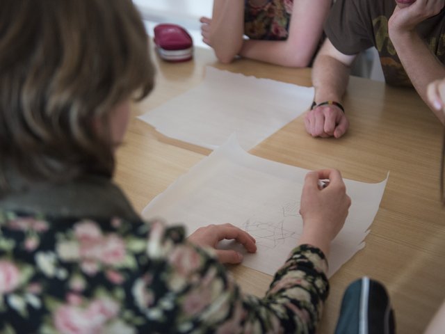Schüler während des Probestudiums Architektur beim Lösen einer architektonischen Aufgabe