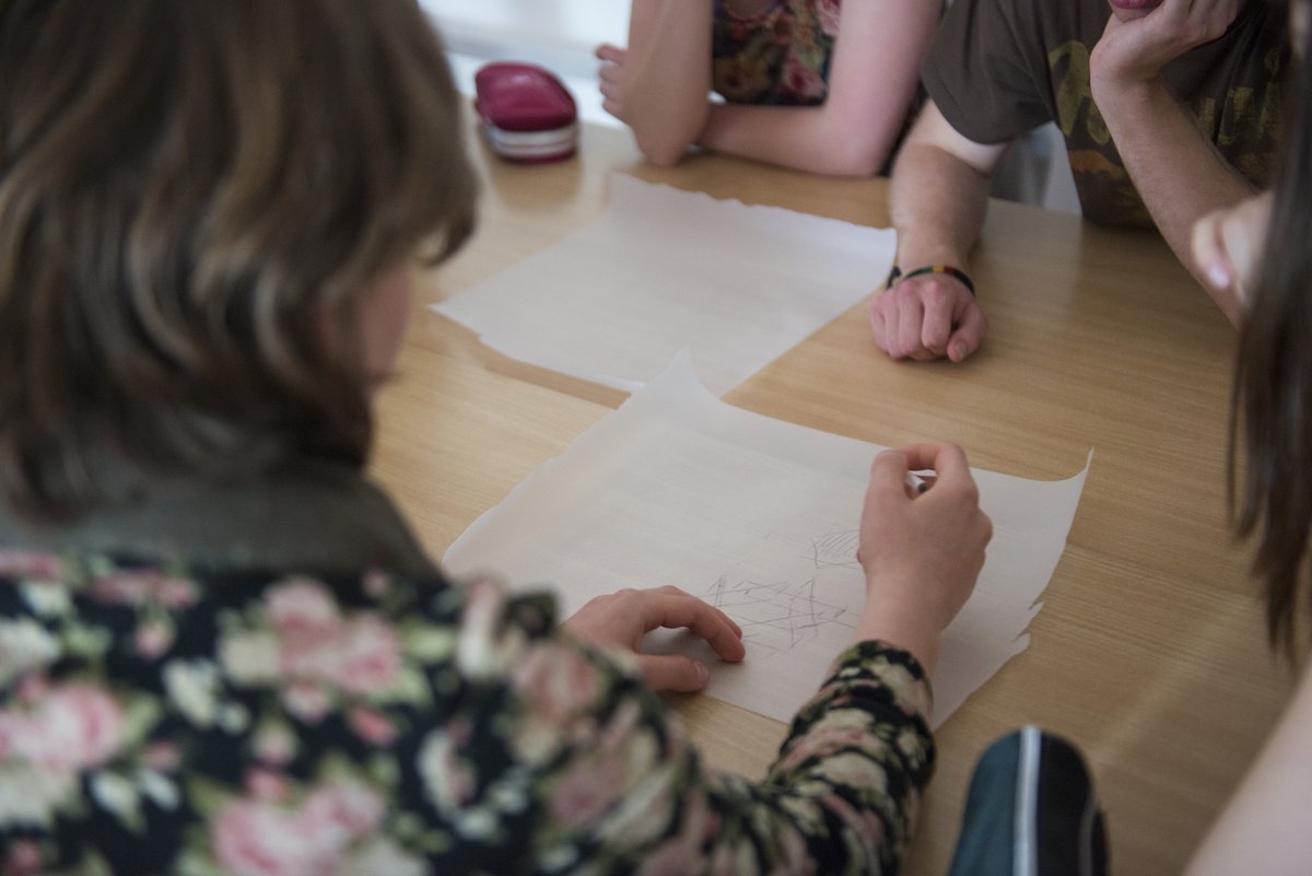 Schüler während des Probestudiums Architektur beim Lösen einer architektonischen Aufgabe