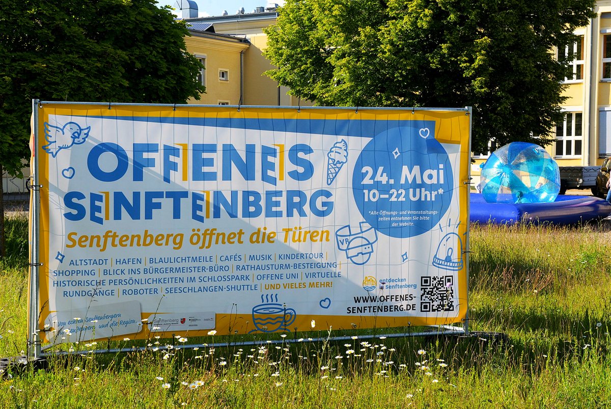Großes Banner Offenes Senftenberg auf dem BTU-Campus.