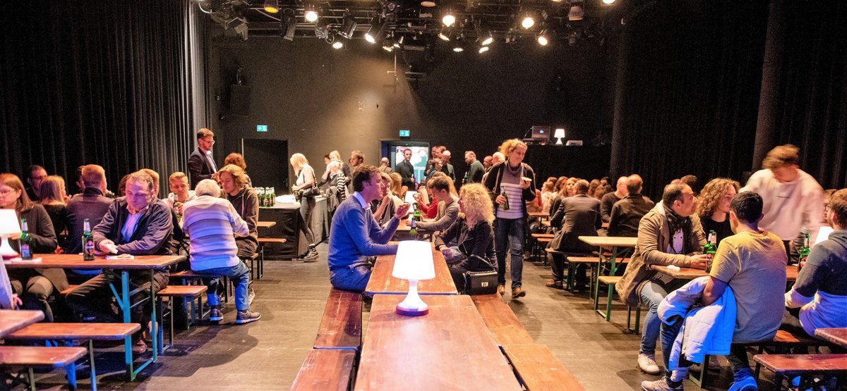 Students sit at tables, eat, drink and talk. Photo: BTU, Ralf Schuster