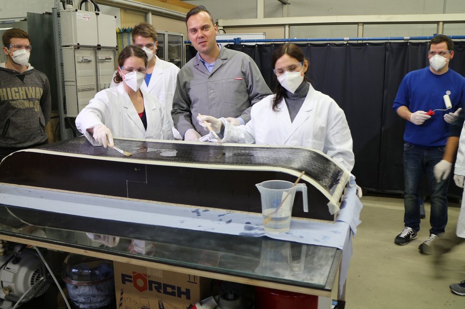 Prof. Holger Seidlitz (M.) mit Studenten beim Snowboard-Workshop