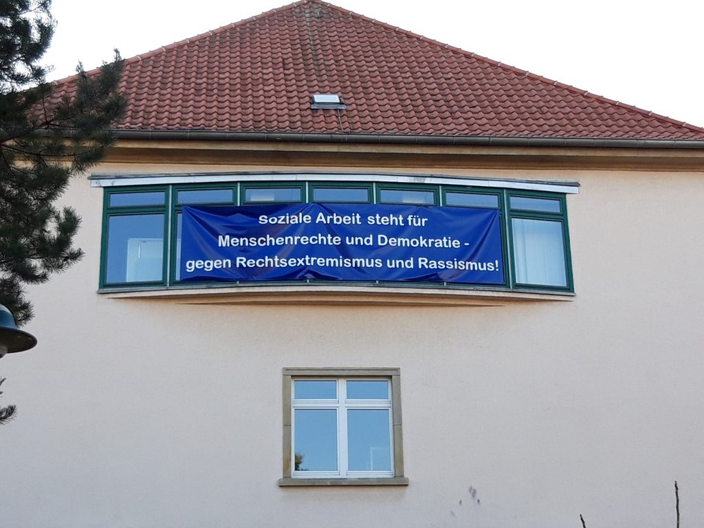 Blick auf das Lehrgebäuder der Sozialen Arbeit am Campus Sachsendorf mit Banner zur Veranstaltung