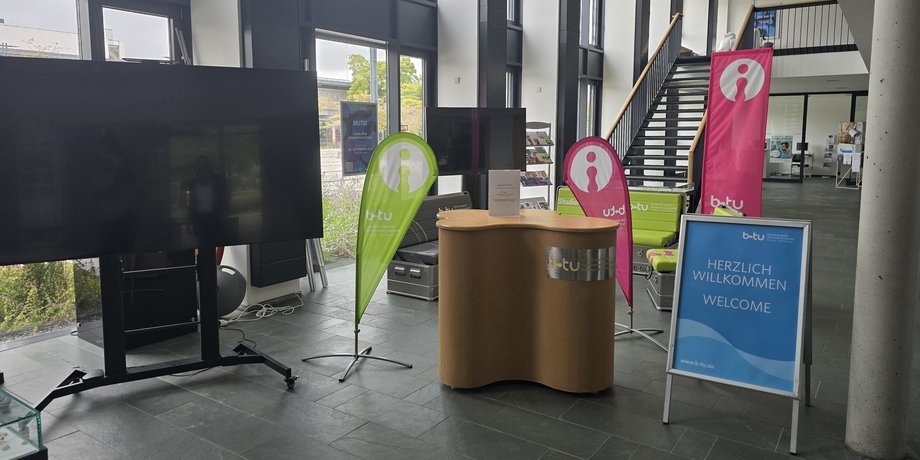 Infopoint im Hauptgebäude des Zentralcampus Cottbus zur Information der neuen Student*innen