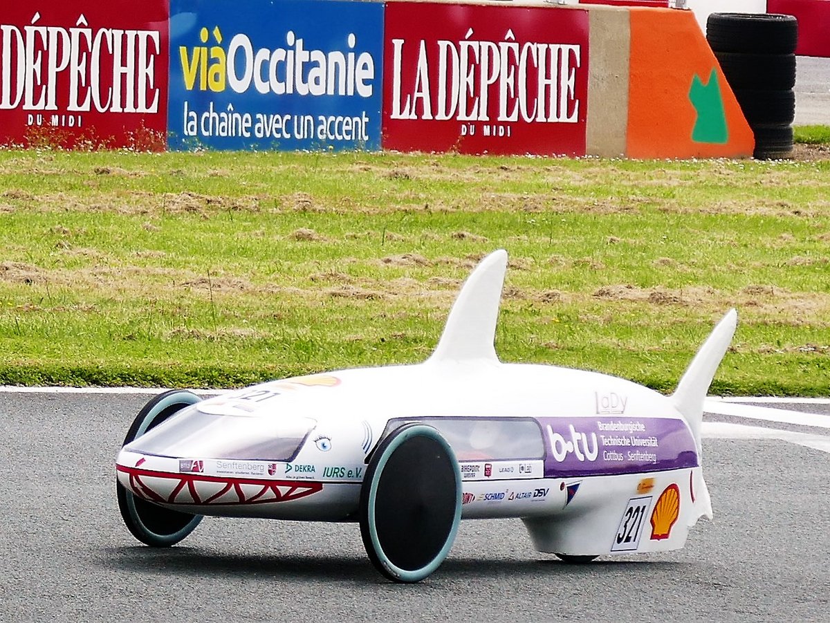 The "Shark LaDy" energy-saving vehicle drives around the race track in Nogaro. Photo: BTU, Team Lausitz Dynamics