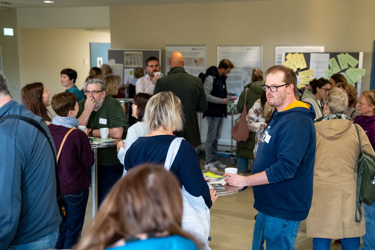 Das Foto zeigt Teilnehmende, die zur Konferenz eintreffen. 