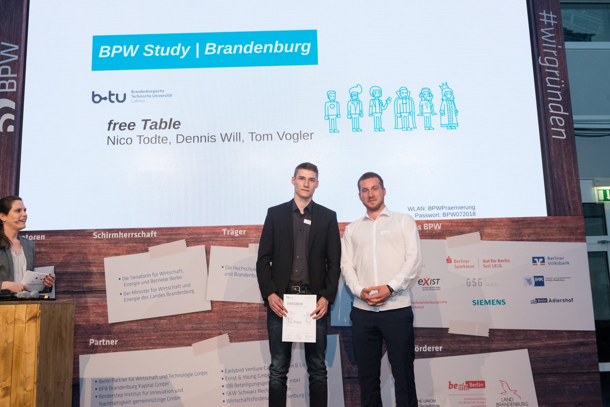 Student Tom Vogler und sein Betreuer Bastian Werner nehmen den Preis entgegen