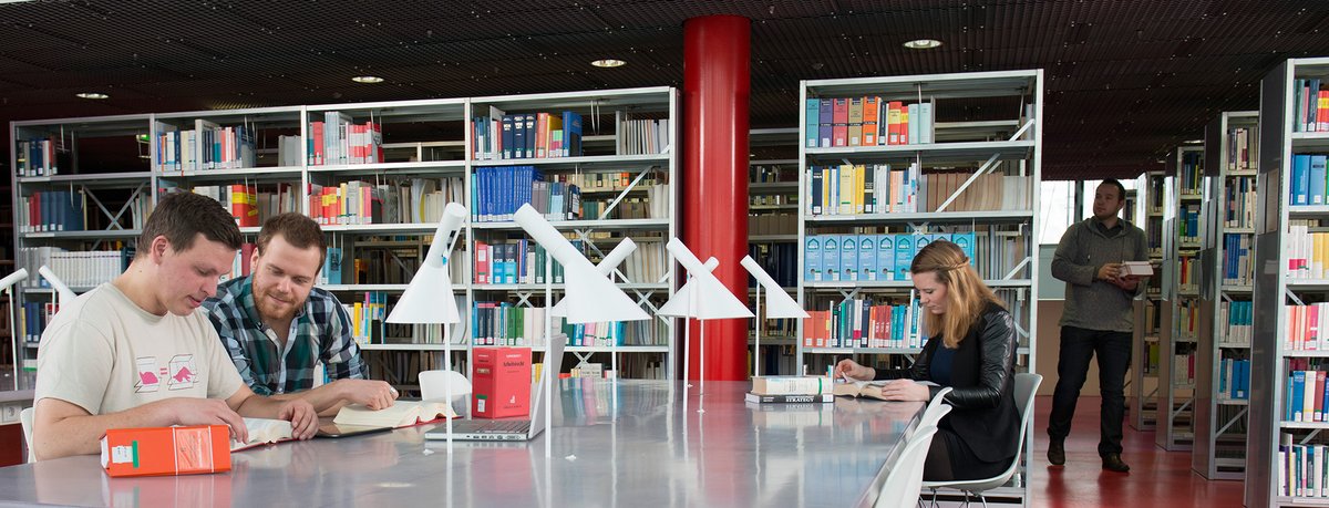 Studierende lernen im Lesesaal der Bibliothek im IKMZ