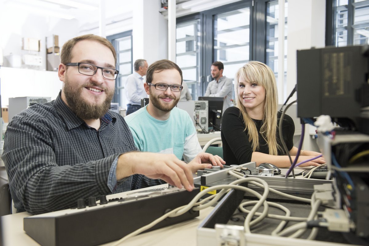Studierende der Elektrotechnik.