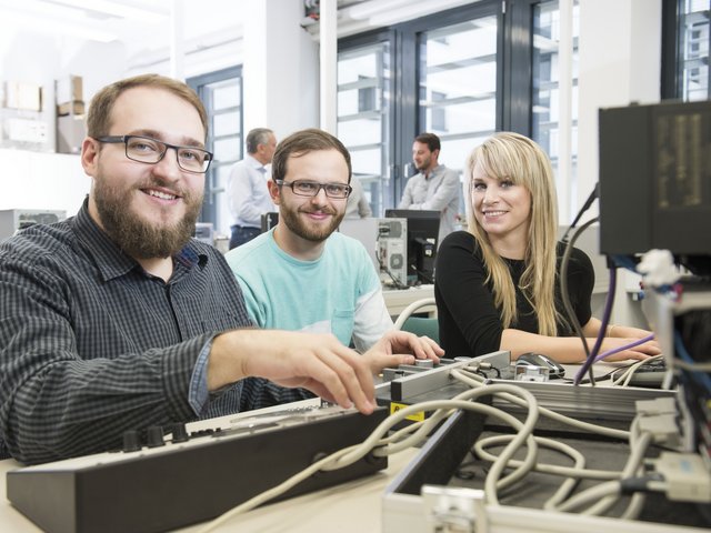 Studierende der Elektrotechnik.