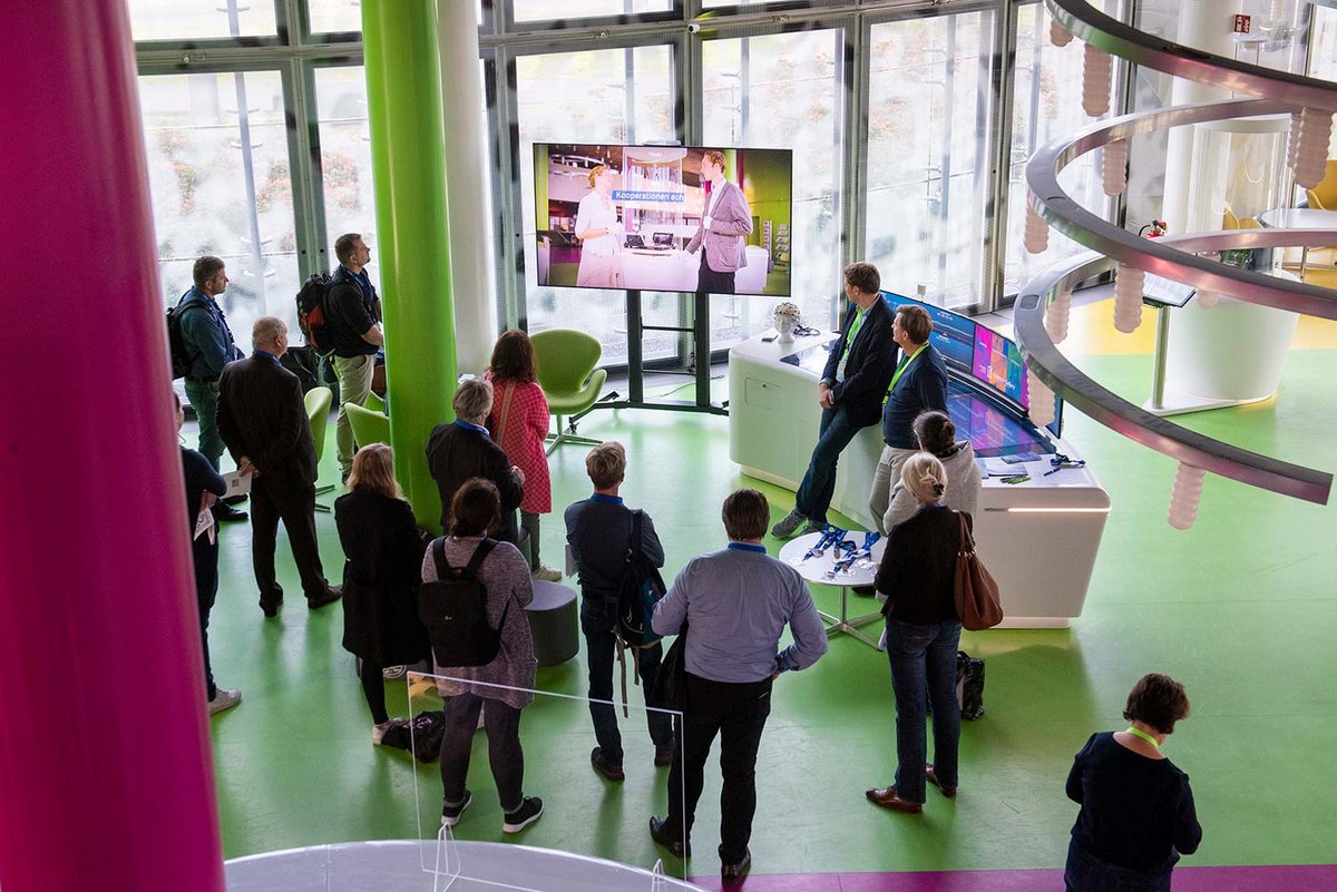 Firmendelegation in der Science Gallery