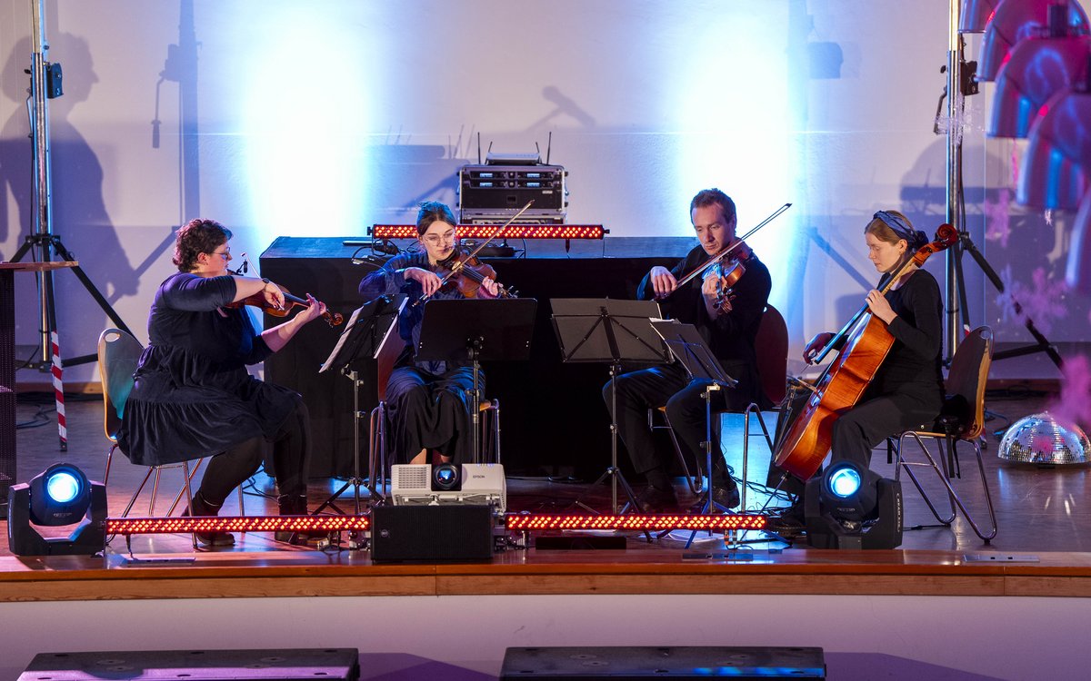 Das Streicquartett vom Saal aus fotografiert.