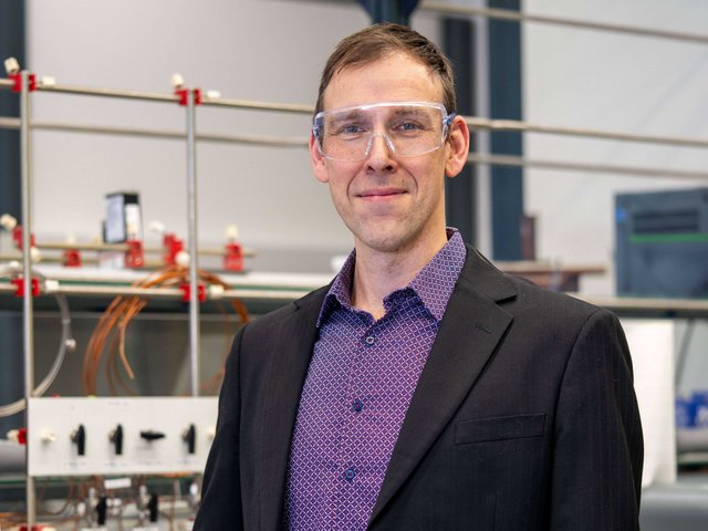 Portrait photo of Prof. Dr Arnd Garsuch in the laboratory.