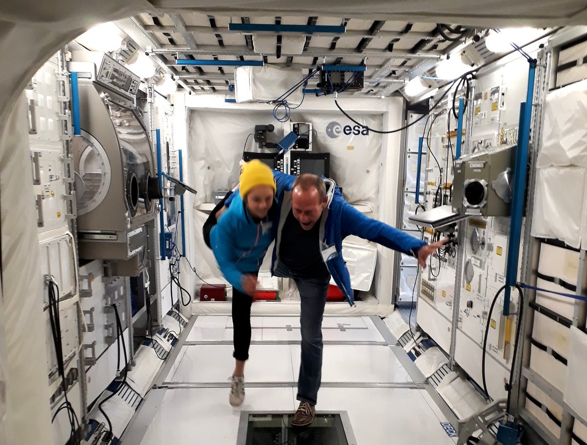 Prof. Dr Christoph Egbers mit seiner Tochter im Bodenmodell des europäischen COLUMBUS Moduls in Köln. 