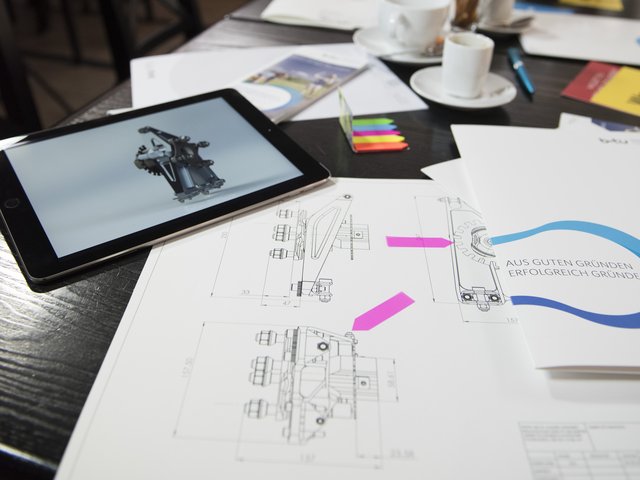 Das Foto zeigt einen Schreibtisch mit vielfältigen Arbeitsmaterialien.