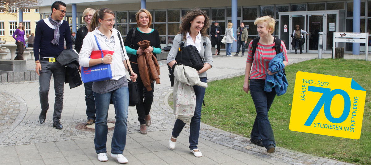 Studierende vor der Cafeteria auf dem Campus Senftenberg, im Hitergrund das Maschinenbau-Gebäude. Foto: Steffen Rasche