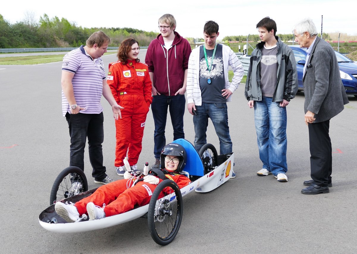 Mitglieder des studentischen Teams Lausitz Dynamics mit Ihrem Mentor, Prof. Dr.-Ing. Peter Biegel (re.) mit dem neuen Fahrzeug auf der Teststecke.