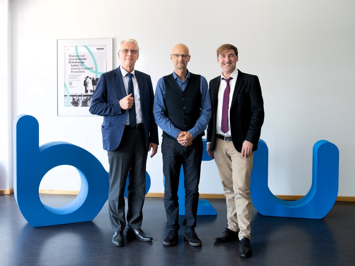 In the photo (from left): Prof. Dr. Christoph Meinel, Chairman of the Board of MINT Zukunft e.V., Prof. Dr. Peer Schmidt, Vice-President for Academic Affairs at BTU, Benjamin Gesing, Manager of MINT Zukunft e.V. 