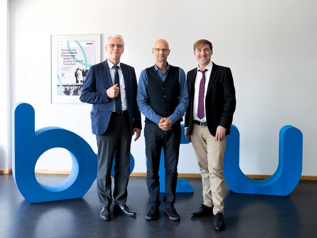 In the photo (from left): Prof. Dr. Christoph Meinel, Chairman of the Board of MINT Zukunft e.V., Prof. Dr. Peer Schmidt, Vice-President for Academic Affairs at BTU, Benjamin Gesing, Manager of MINT Zukunft e.V. 