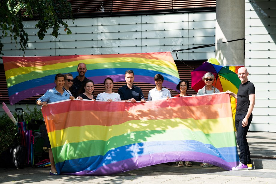 Gruppenbild an der BTU Cottbus-Senftenberg mit Regenbogenfahnee
