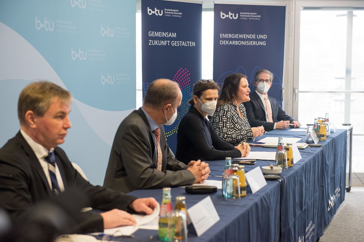 Podium der Pressekonferenz