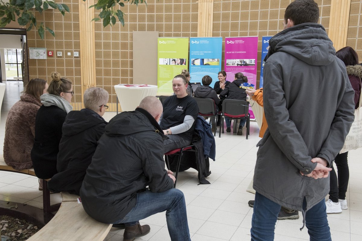 Mitarbeiter und Studierende beraten Gäste des Informatiosntages "Einblicke" zu Studienmöglichkeiten an der BTU.