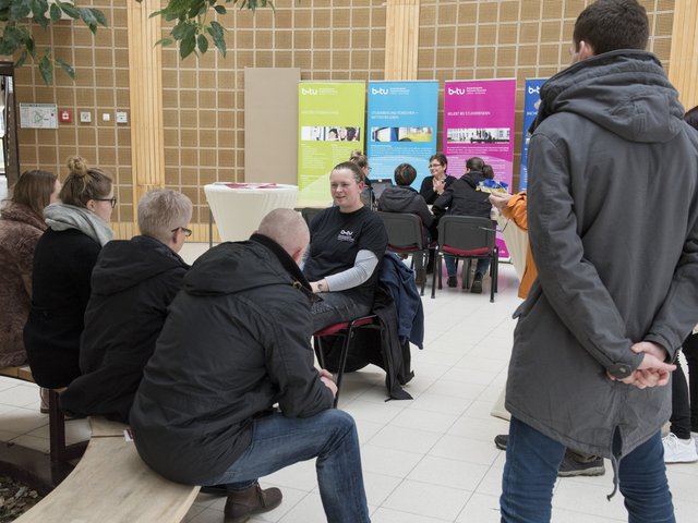 Studieninteressierte im Gespräch mit Angehörigen der Studienberatung.