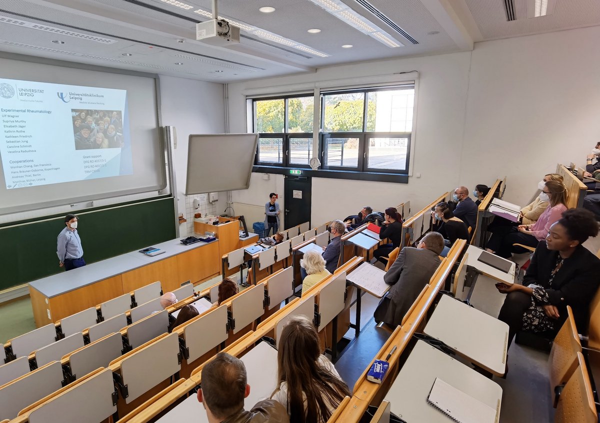 Teilnehmende des Meetings folgen im Hörsaal sitzend einem Vortrag. Foto: Dr. Christoph Jurischka