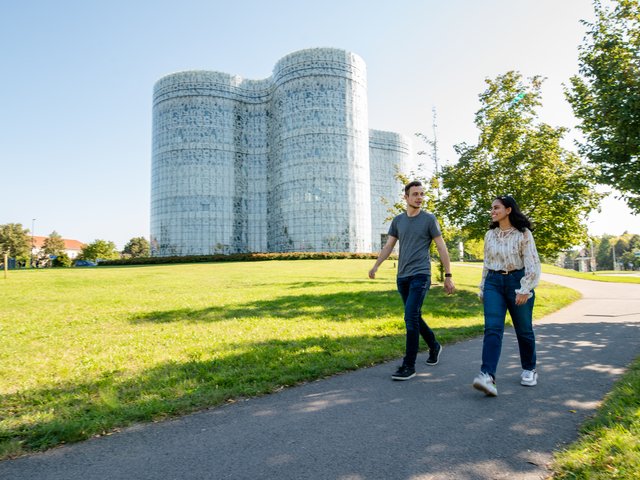 Studierende vor dem IKMZ