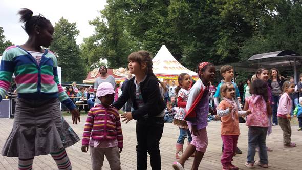Auf dem Bild stehen Studierende bei dem Cottbus OPEN Festival