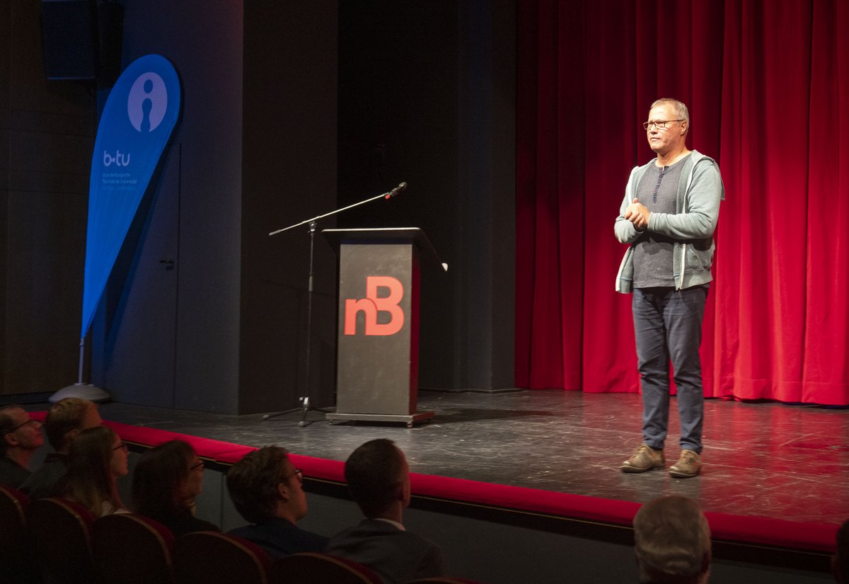 The Intendant of the neue Bühne Daniel Ris welcomes the participants.